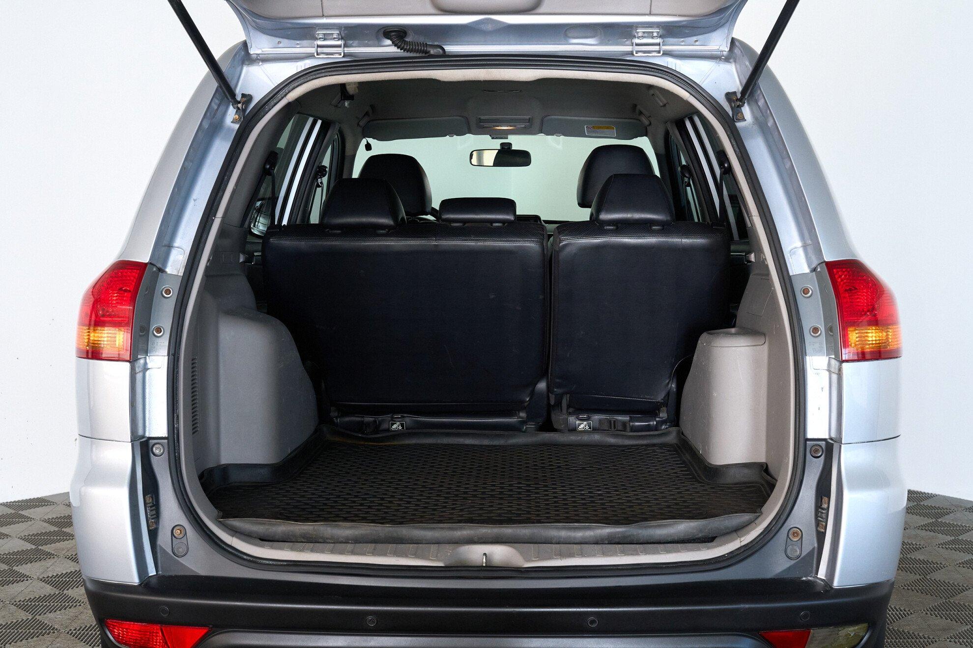 Mitsubishi Pajero Sport 2010, серебряный