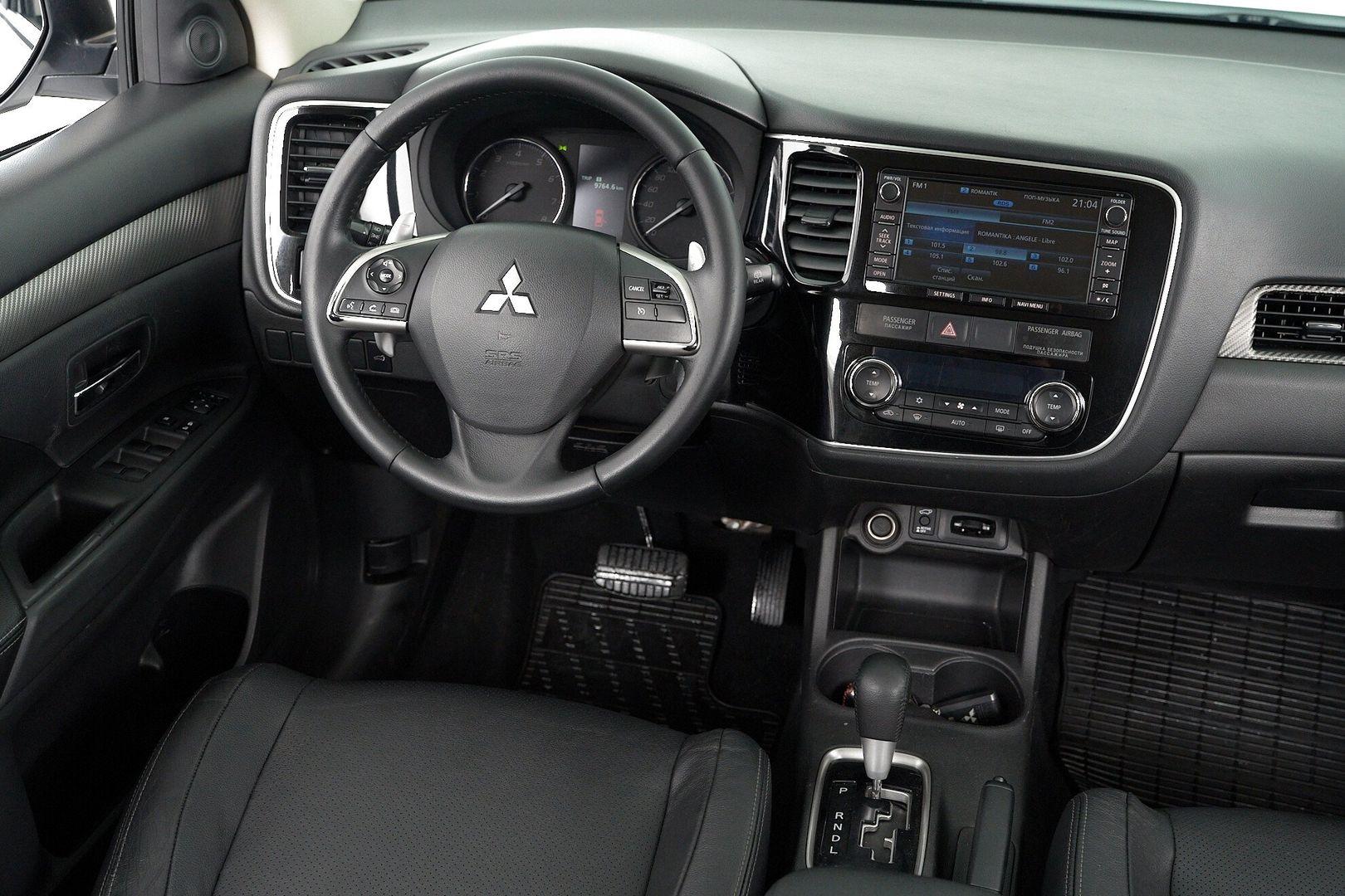 Mitsubishi Outlander 2013, белый