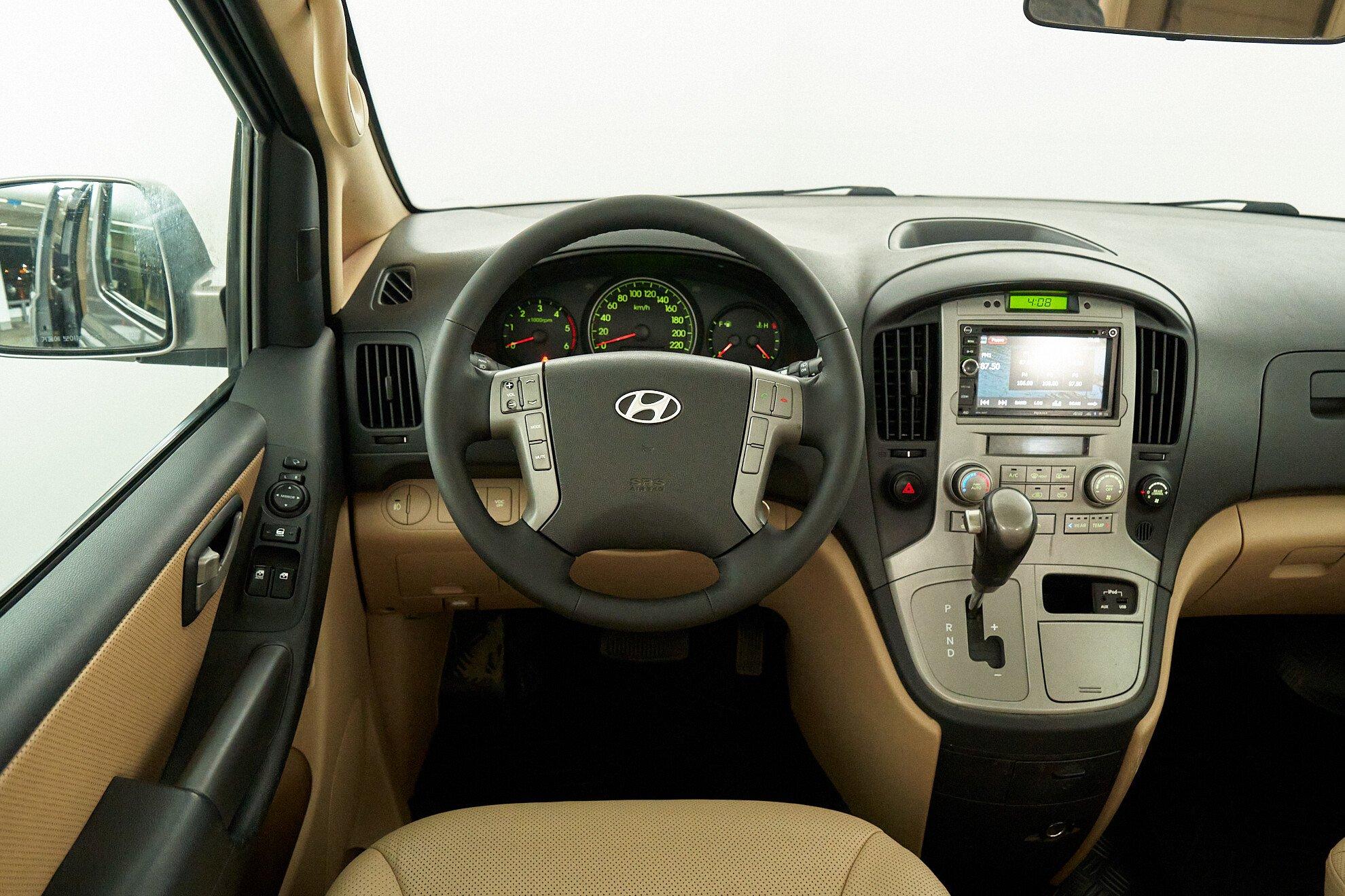 Hyundai Grand Starex 2012, серебряный