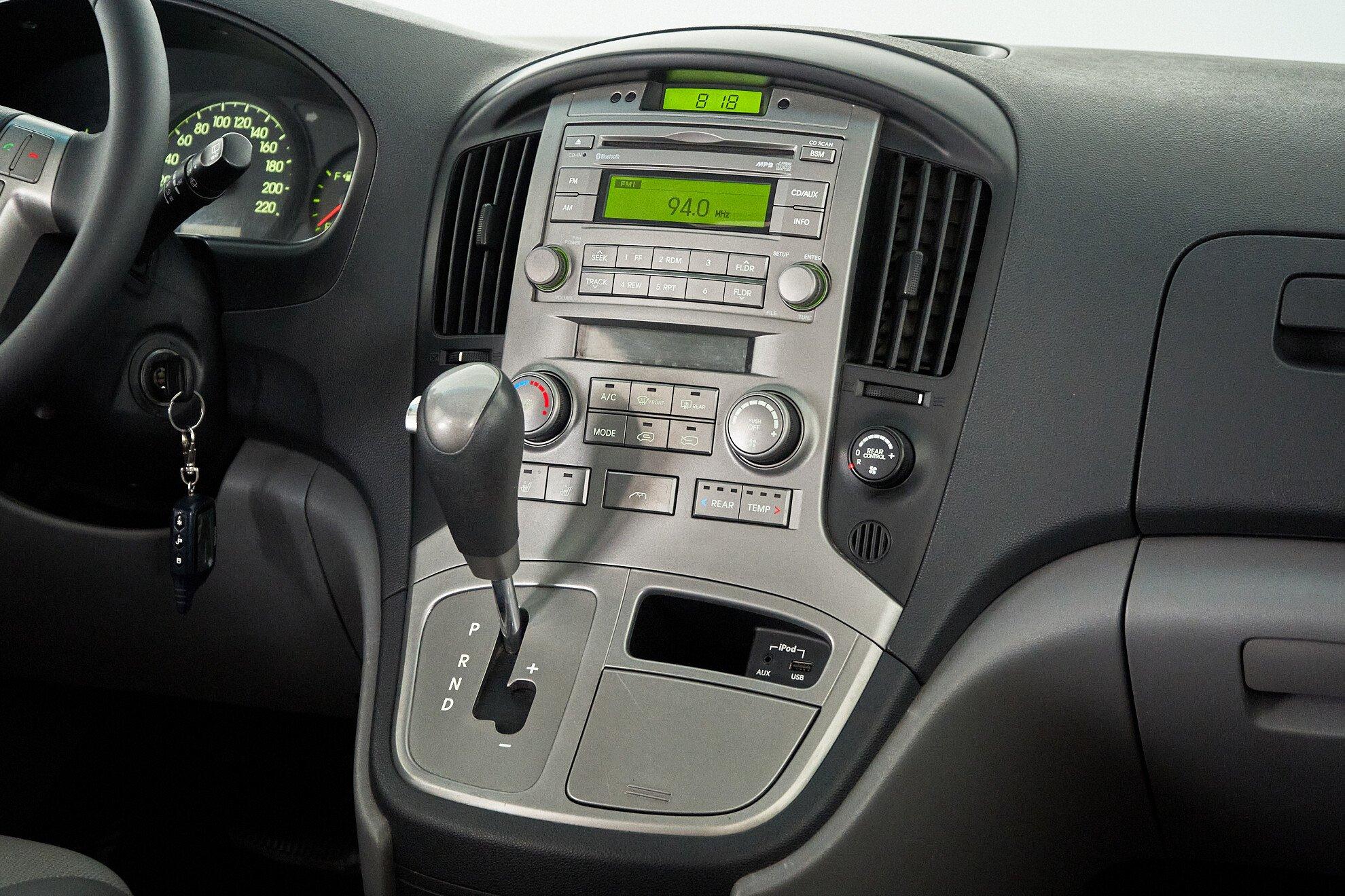 Hyundai Grand Starex 2012, серебряный