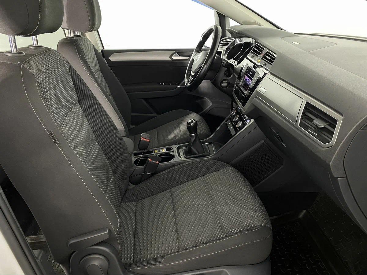 Volkswagen Touran 2018, белый