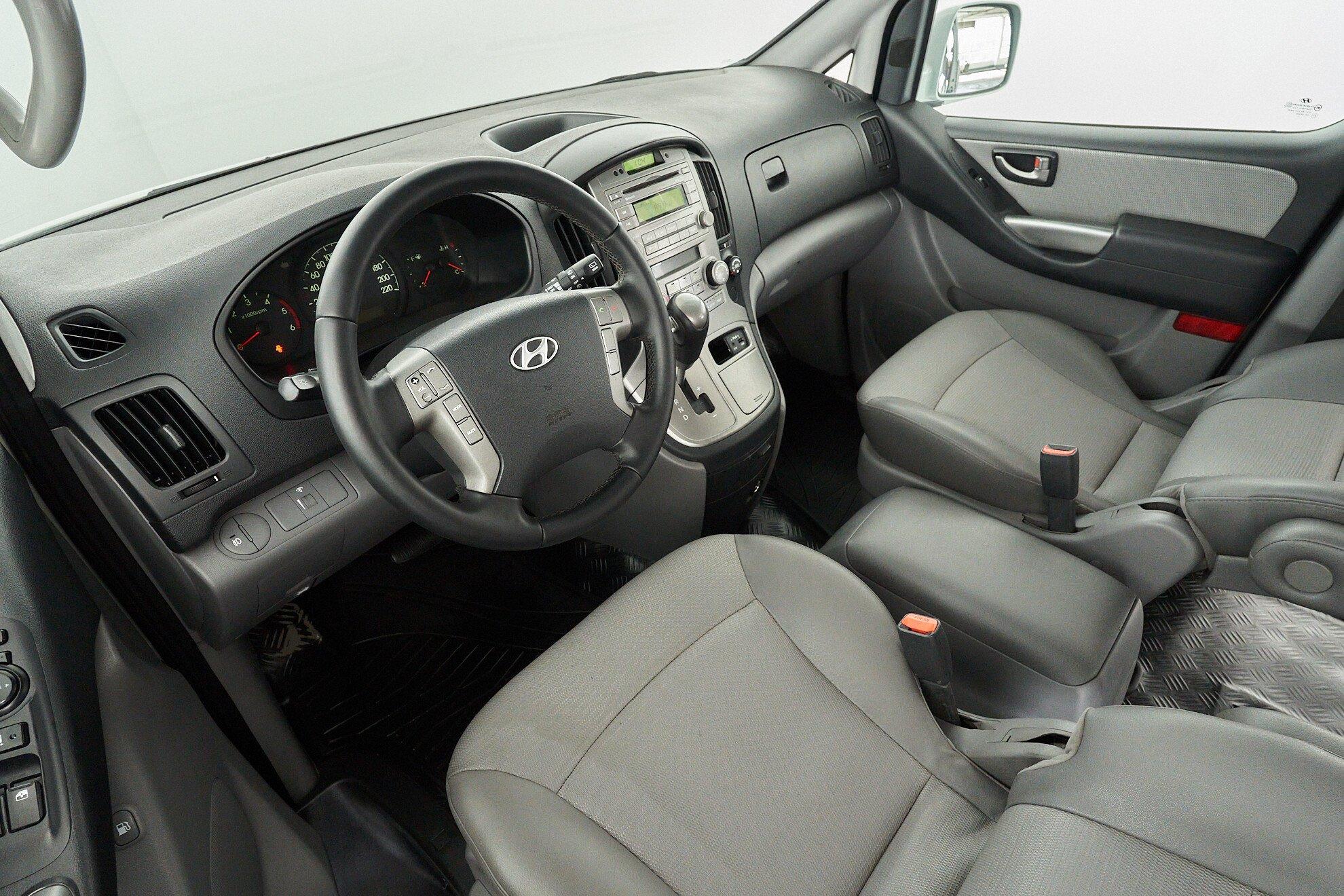Hyundai Grand Starex 2012, белый