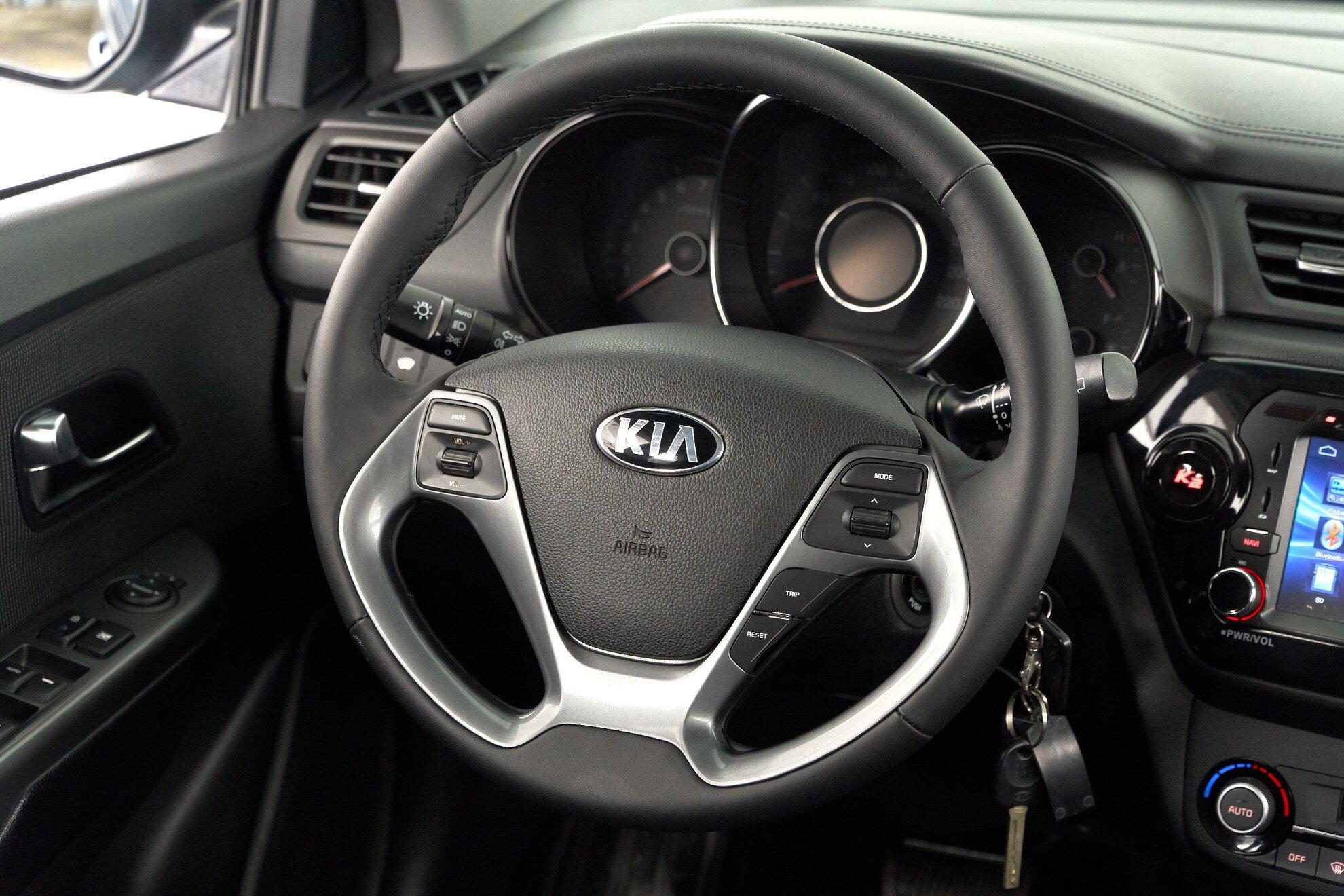 Kia Rio 2015, голубой
