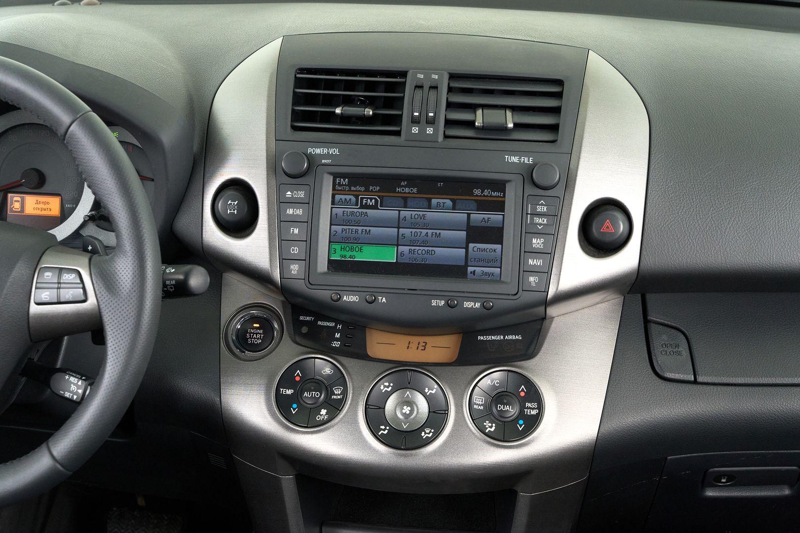 Toyota RAV4 2011, белый