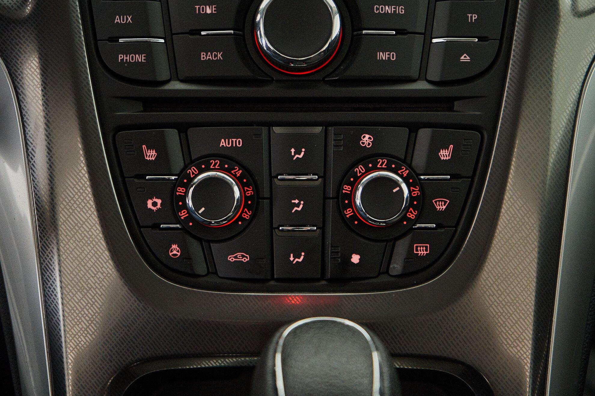 Opel Astra 2012, белый
