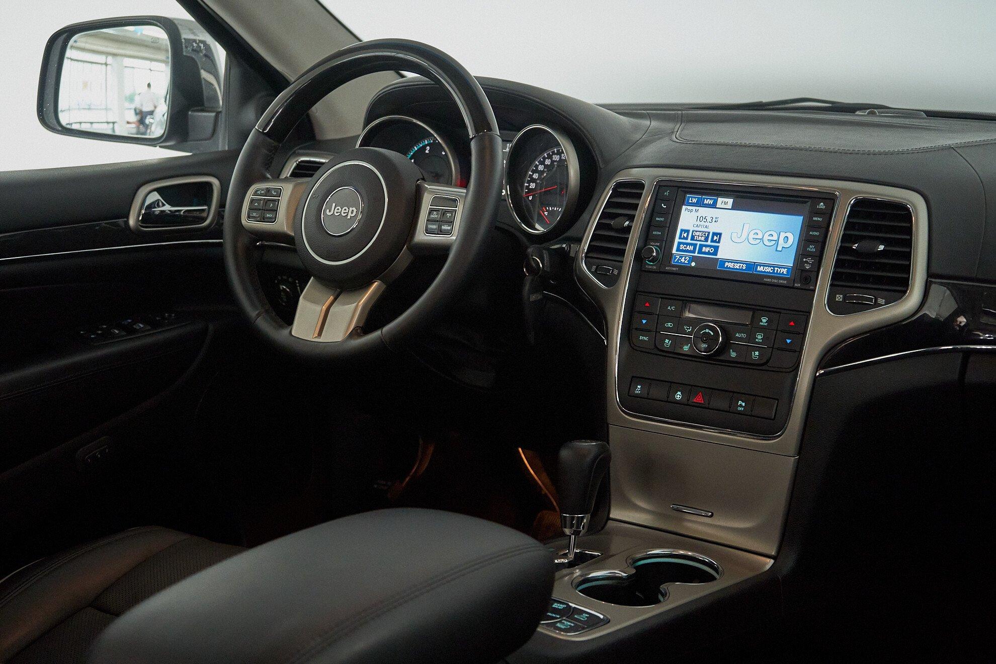 Jeep Grand Cherokee 2011, черный