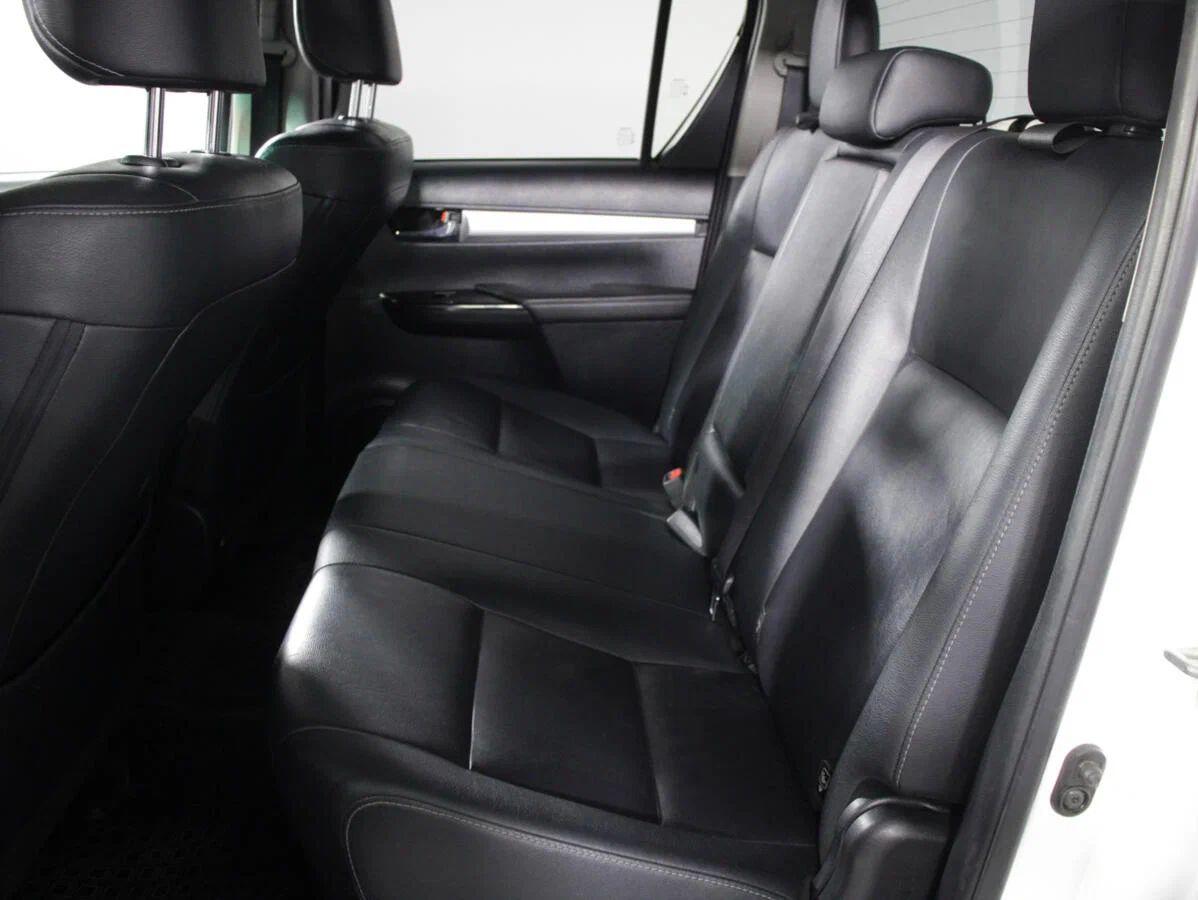 Toyota Hilux 2017, белый