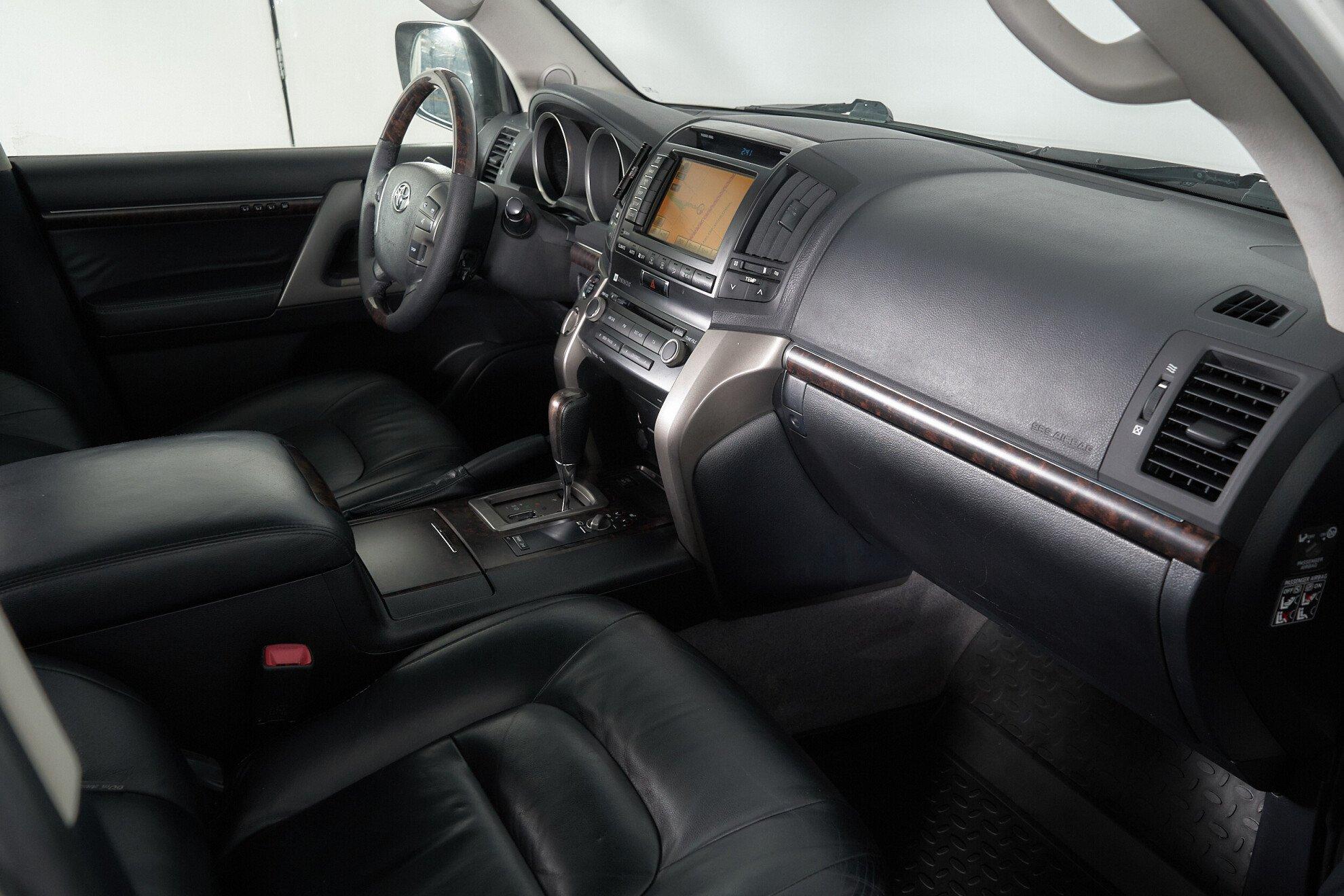 Toyota Land Cruiser 2011, белый