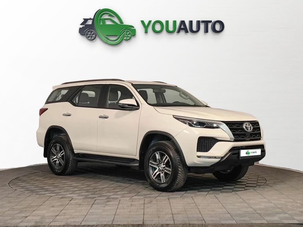 Toyota Fortuner 2021, белый