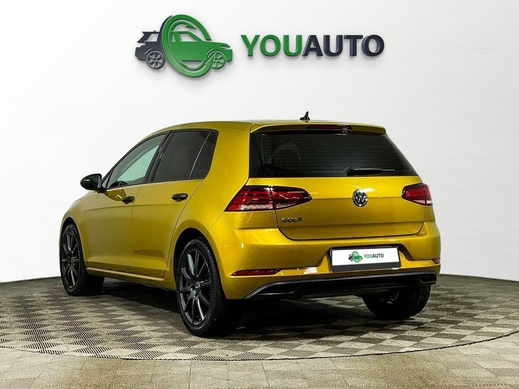 Volkswagen Golf 2018, желтый
