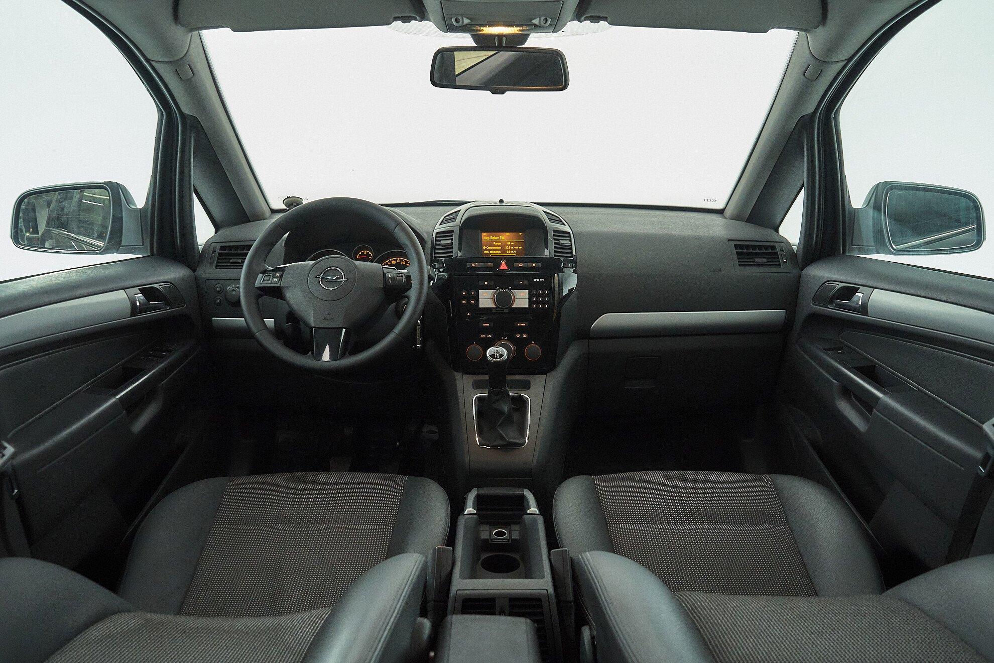 Opel Zafira 2011, серый