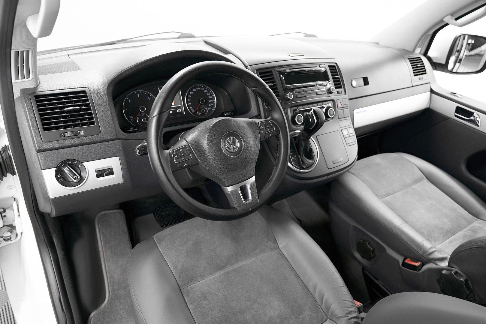 Volkswagen Multivan 2011, белый