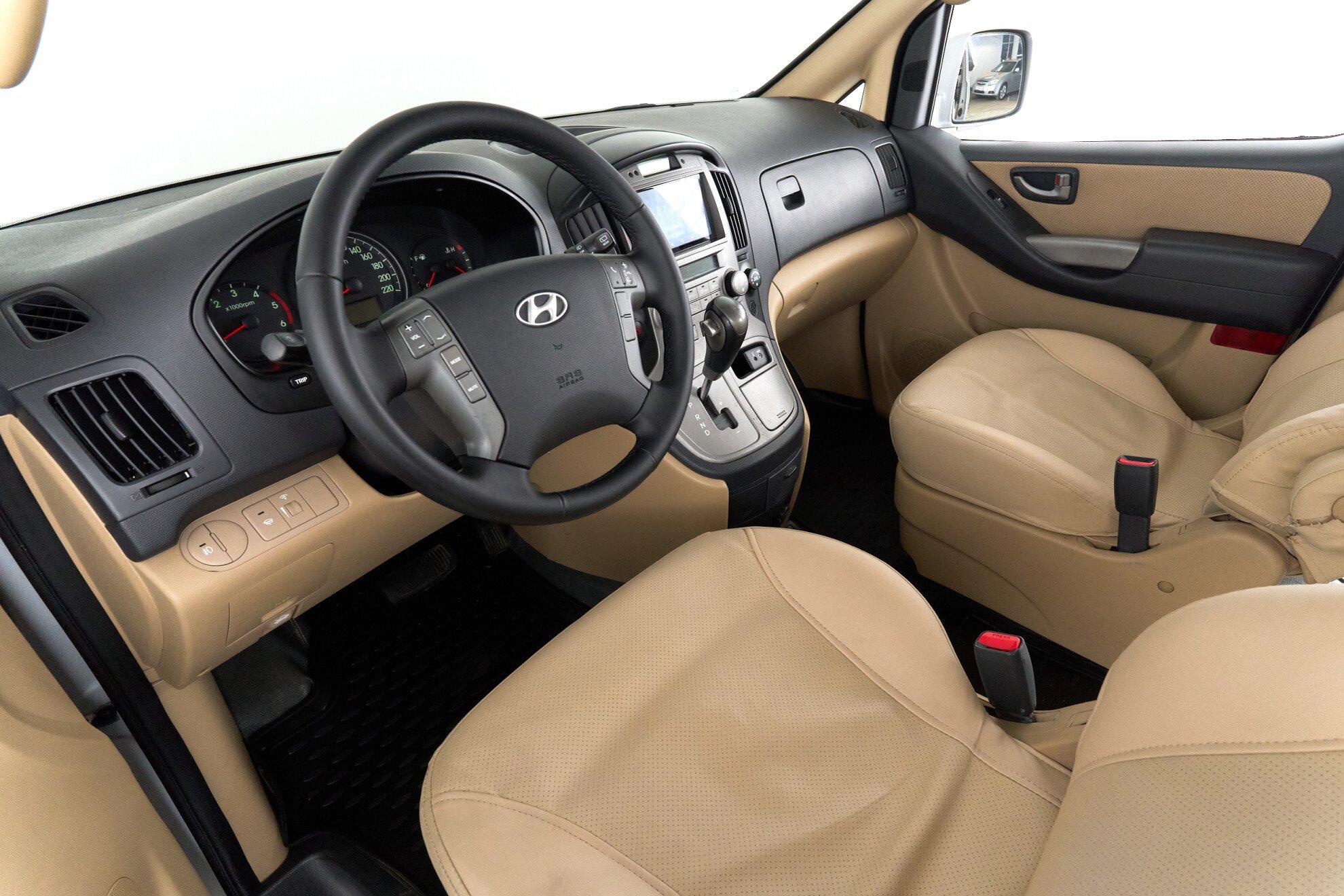 Hyundai Grand Starex 2012, серый