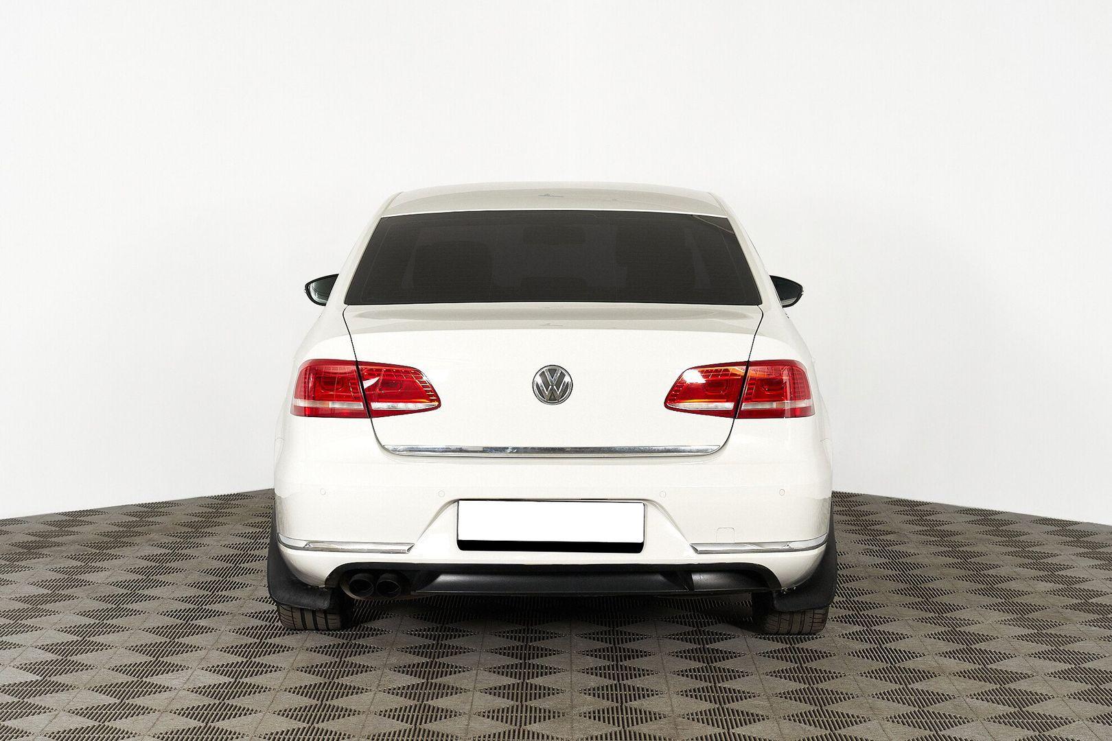 Volkswagen Passat 2012, белый