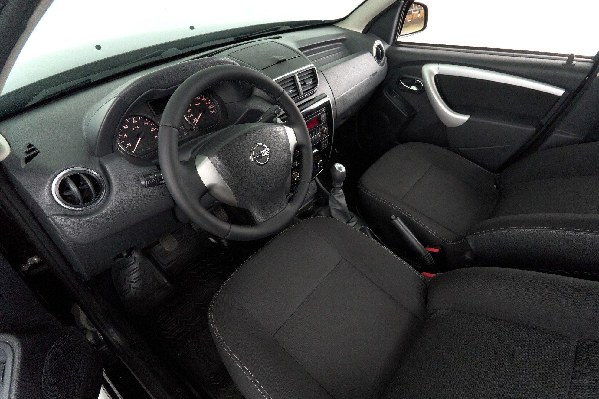 Nissan Terrano 2015, черный