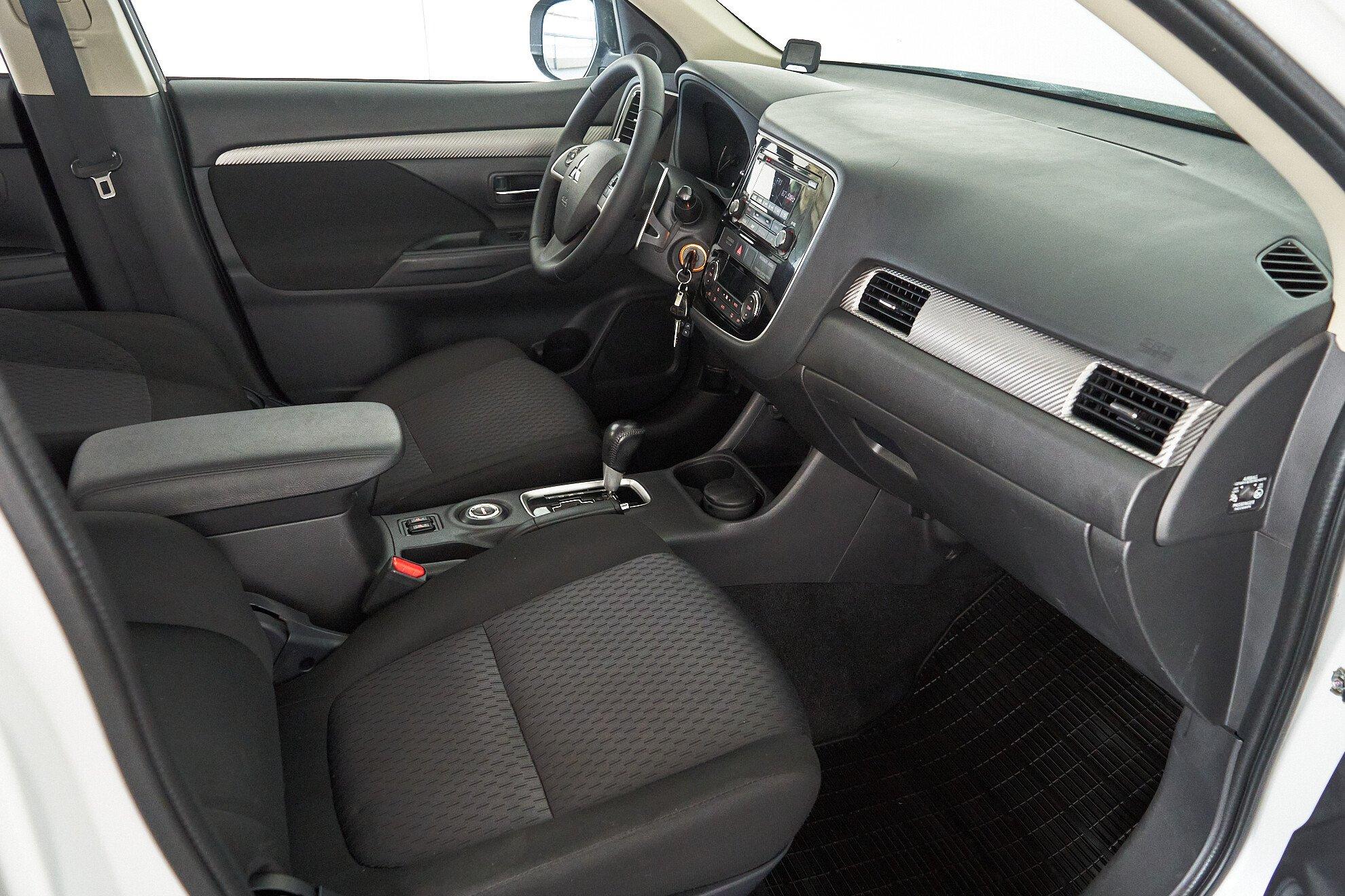 Mitsubishi Outlander 2013, белый