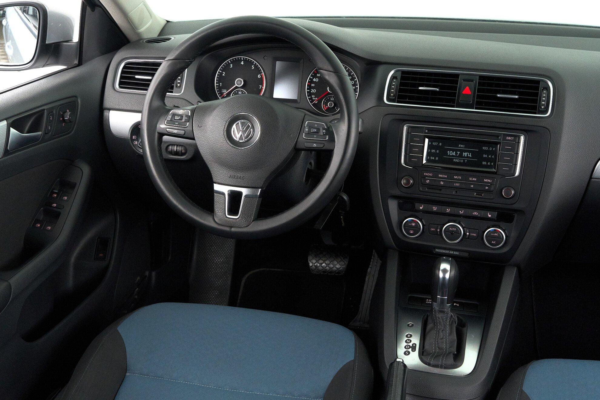 Volkswagen Jetta 2013, серебряный