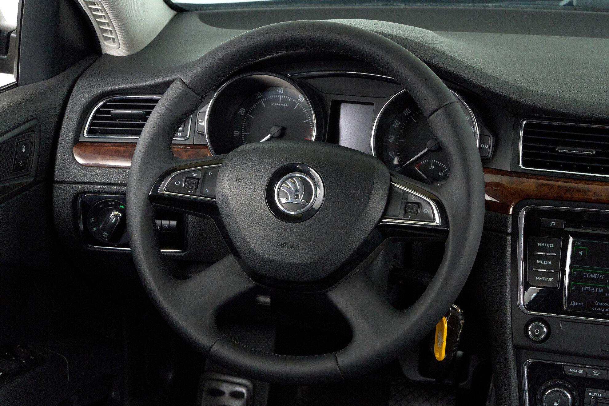 Skoda Superb 2014, черный