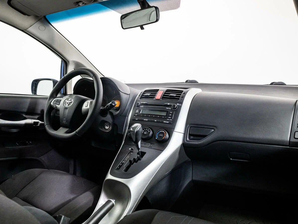 Toyota Auris 2012, белый