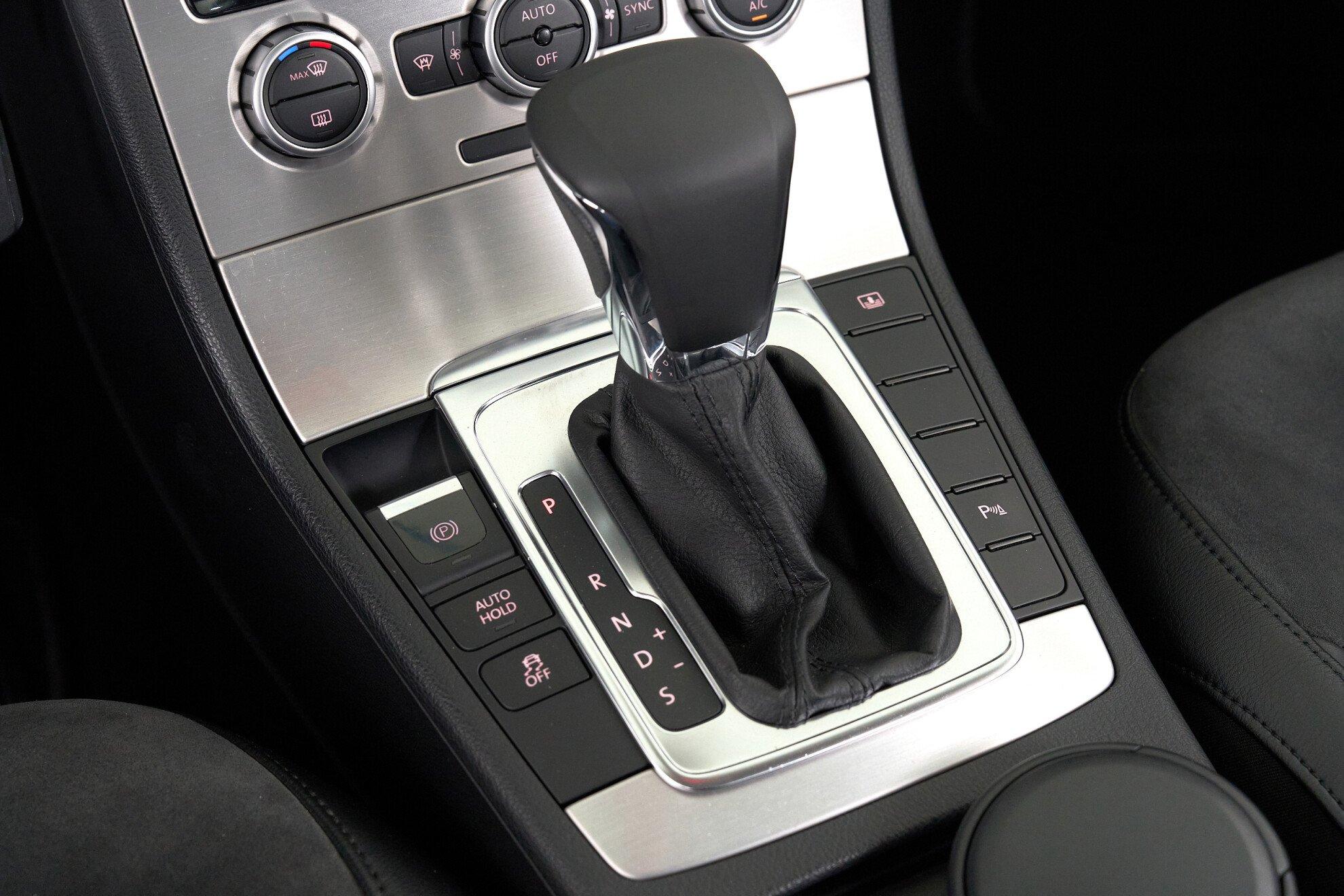 Volkswagen Passat 2011, белый