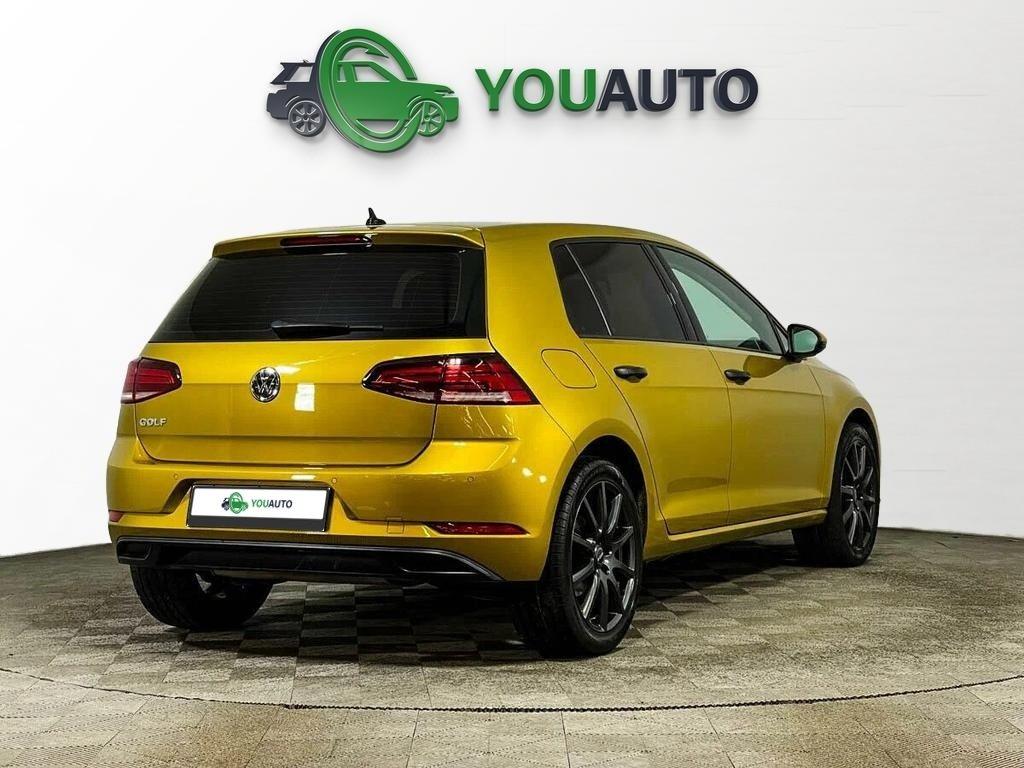 Volkswagen Golf 2018, желтый