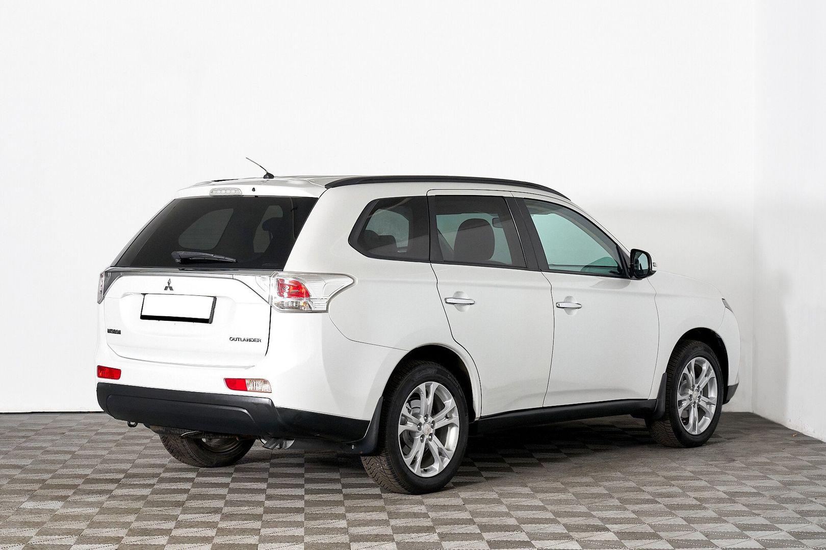 Mitsubishi Outlander 2013, белый