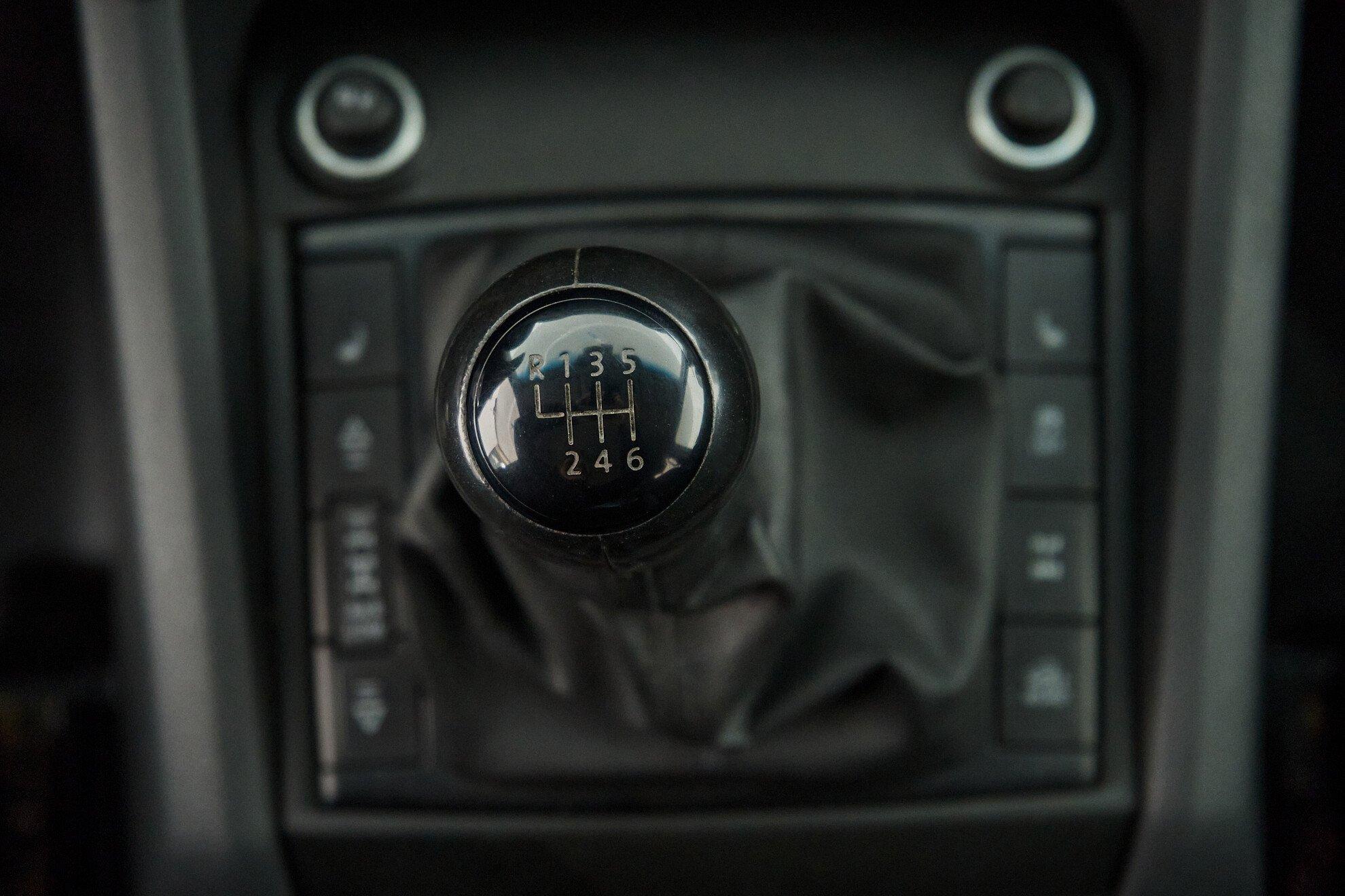 Volkswagen Amarok 2011, серый