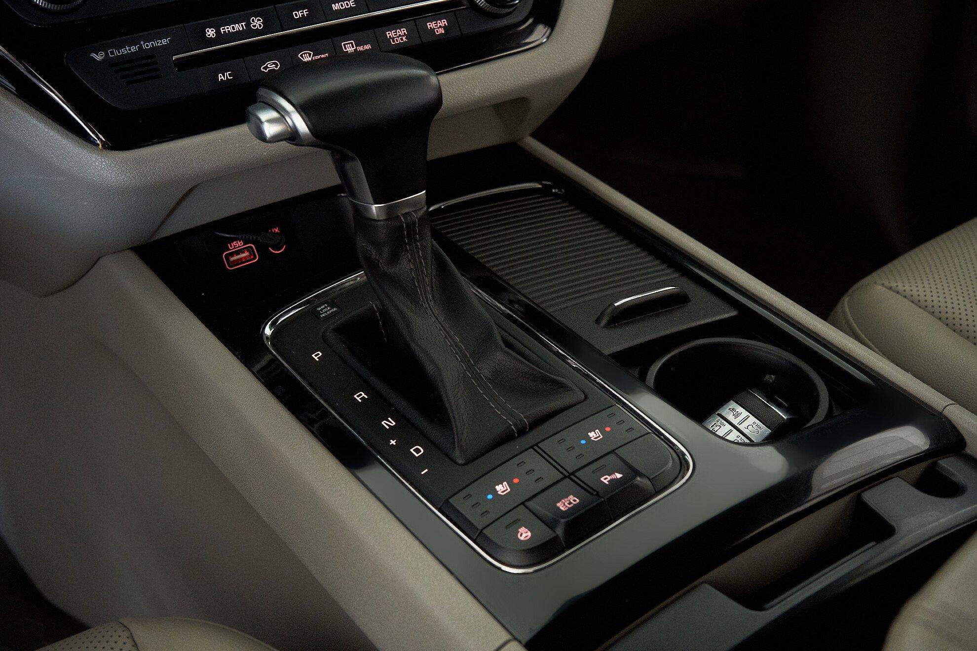 Kia Carnival 2017, белый