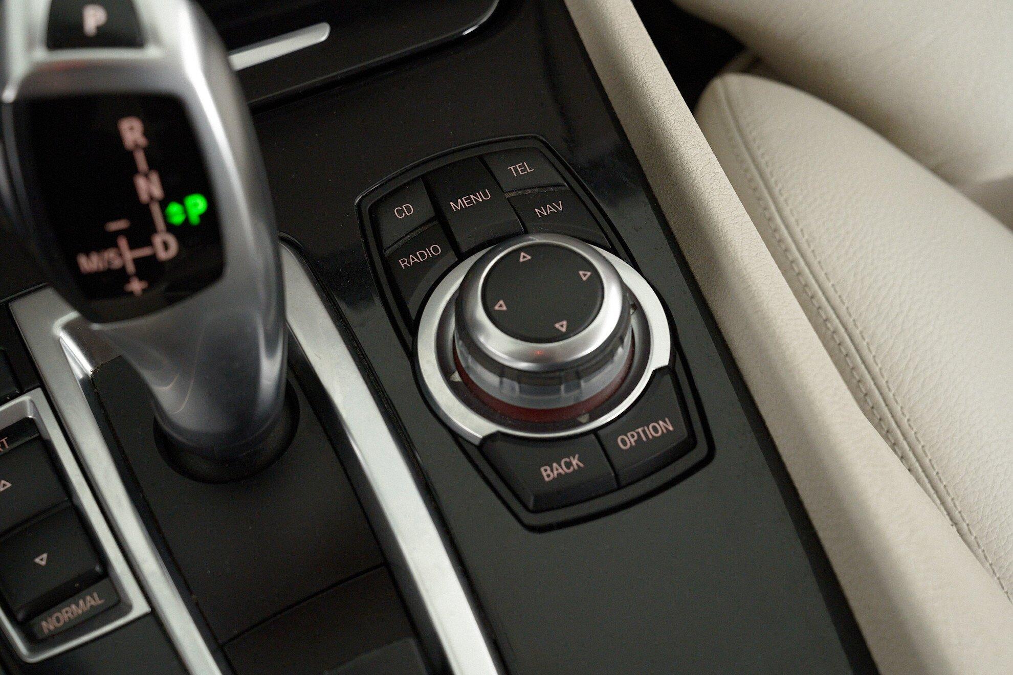 BMW 5 серии 2012, белый