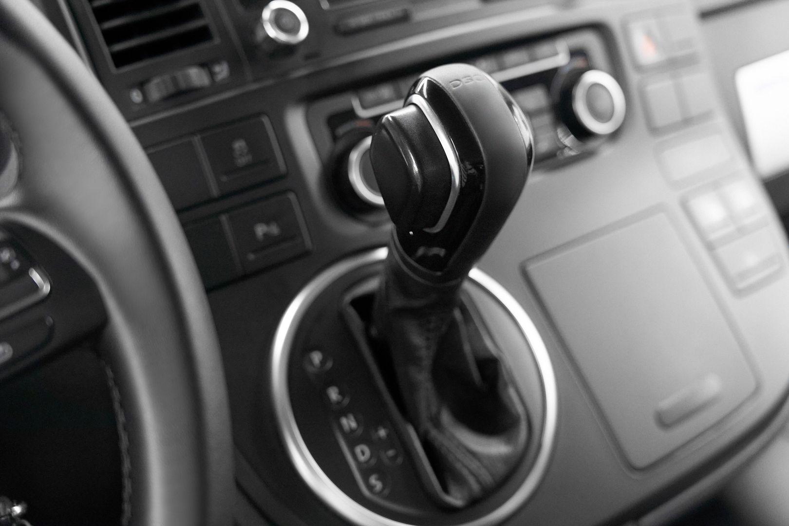 Volkswagen Multivan 2011, белый