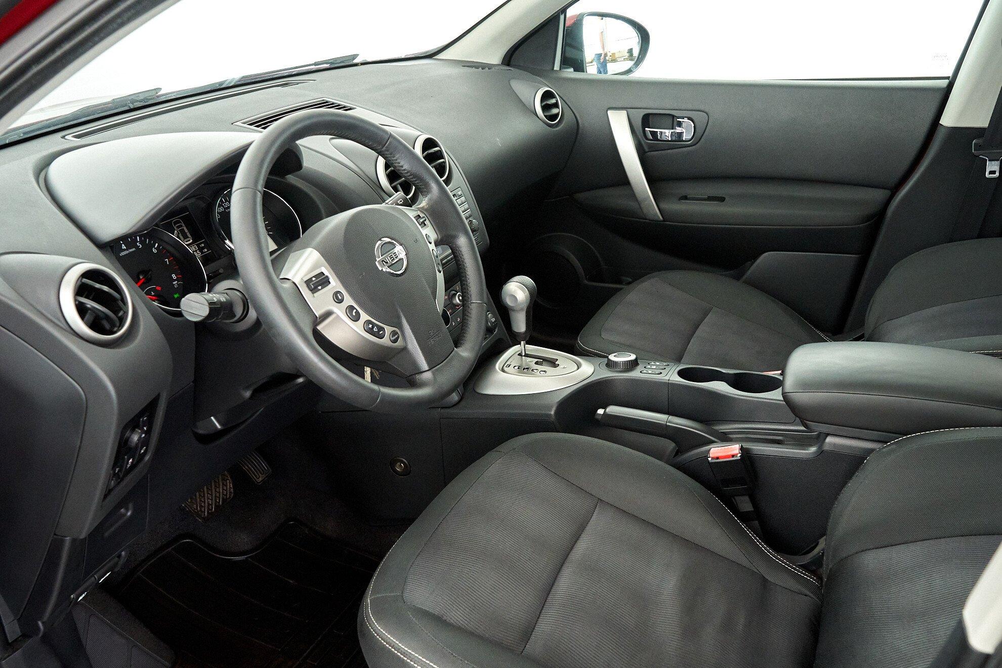 Nissan Qashqai 2013, красный