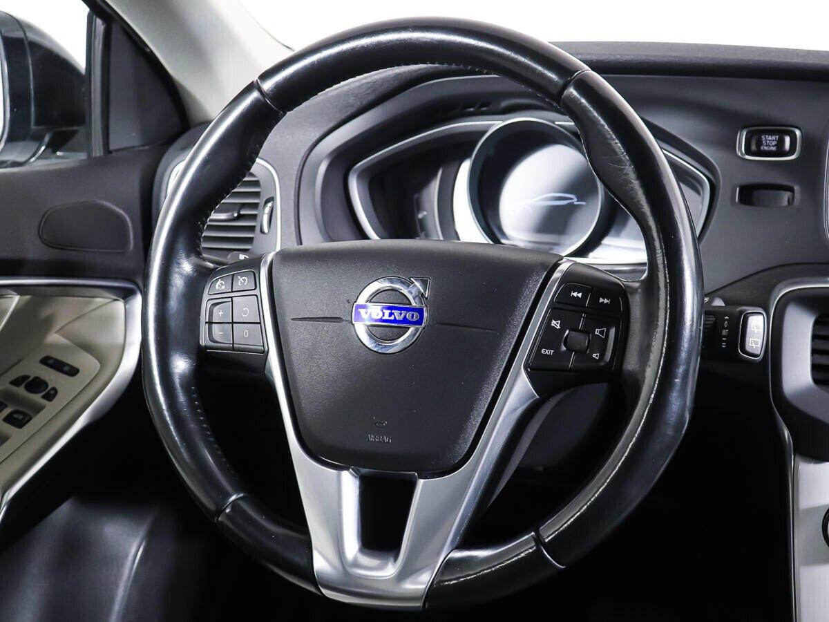 Volvo V40 Cross Country 2015, белый