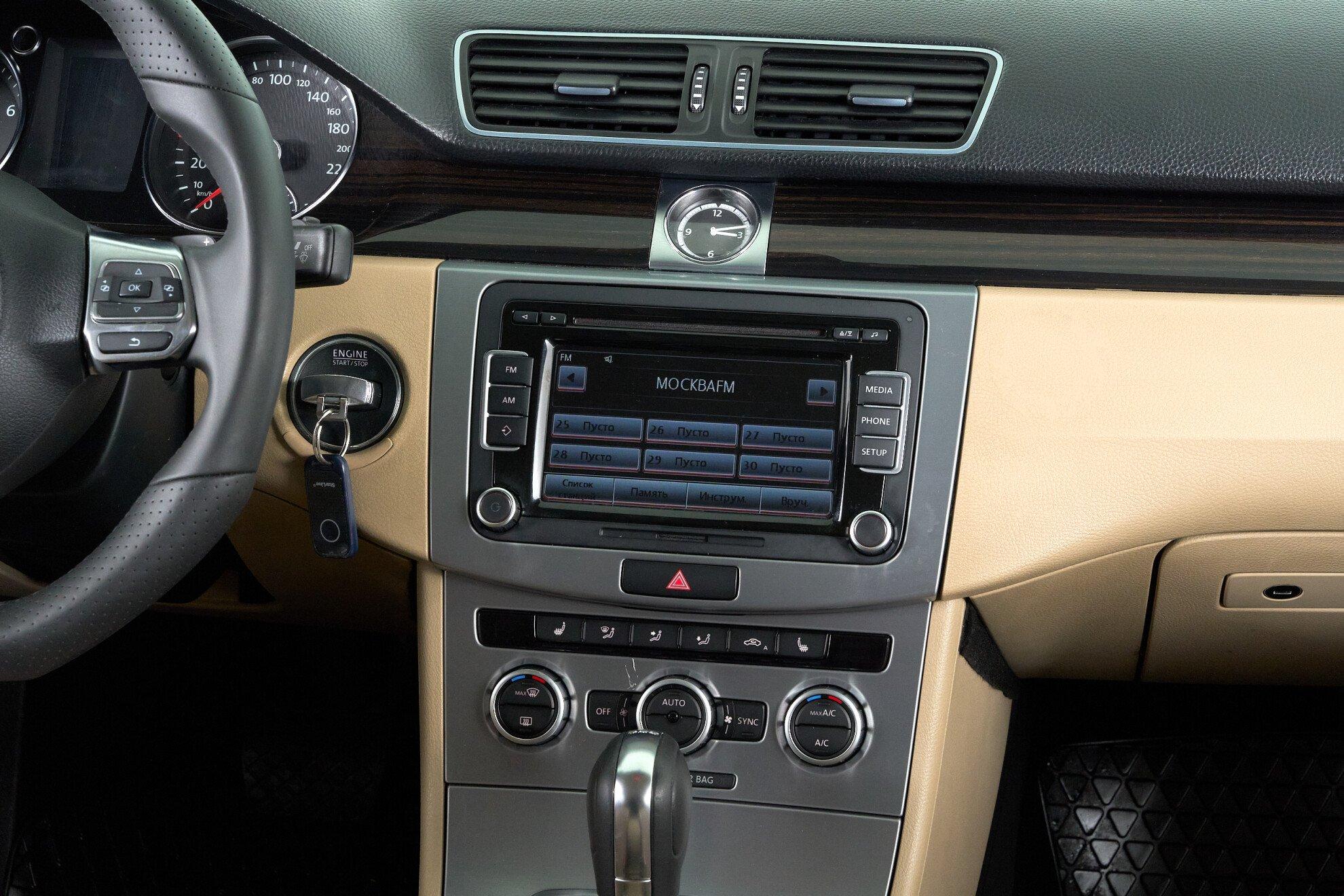 Volkswagen Passat CC 2013, белый