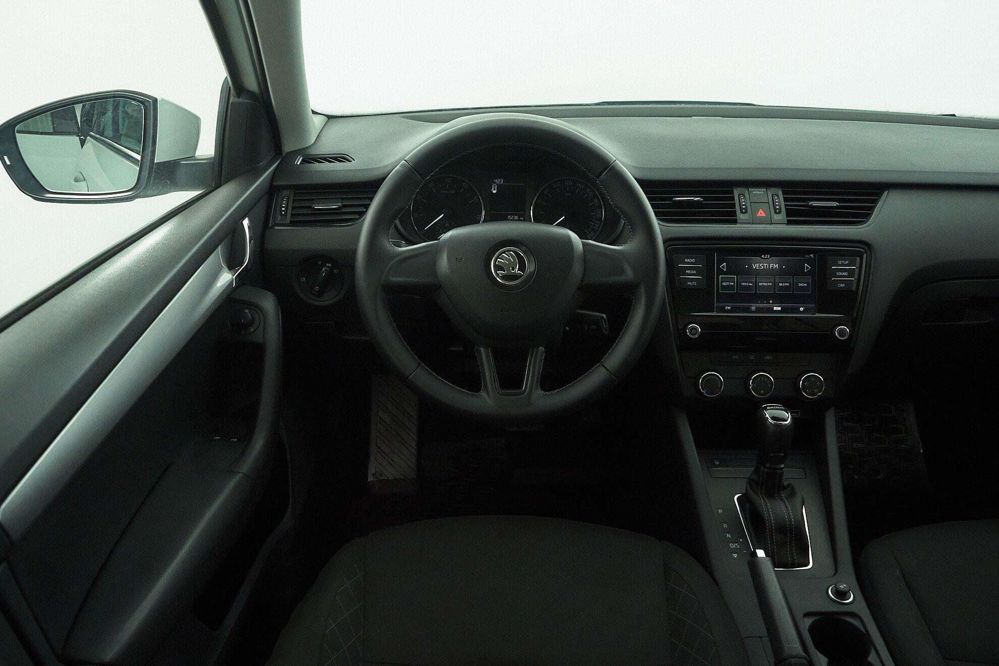 Skoda Octavia 2020, белый