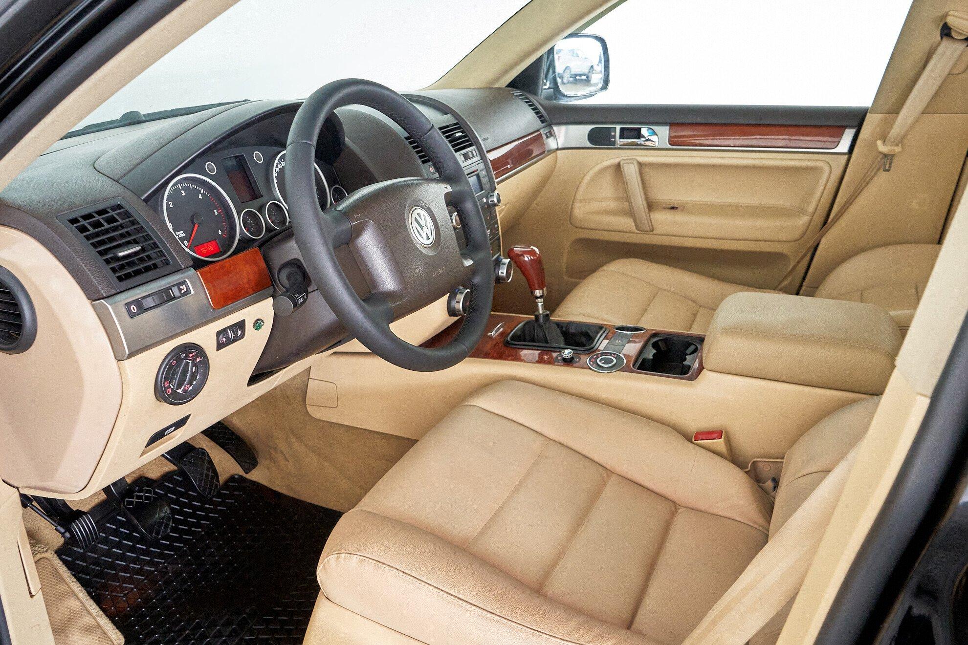 Volkswagen Touareg 2006, черный