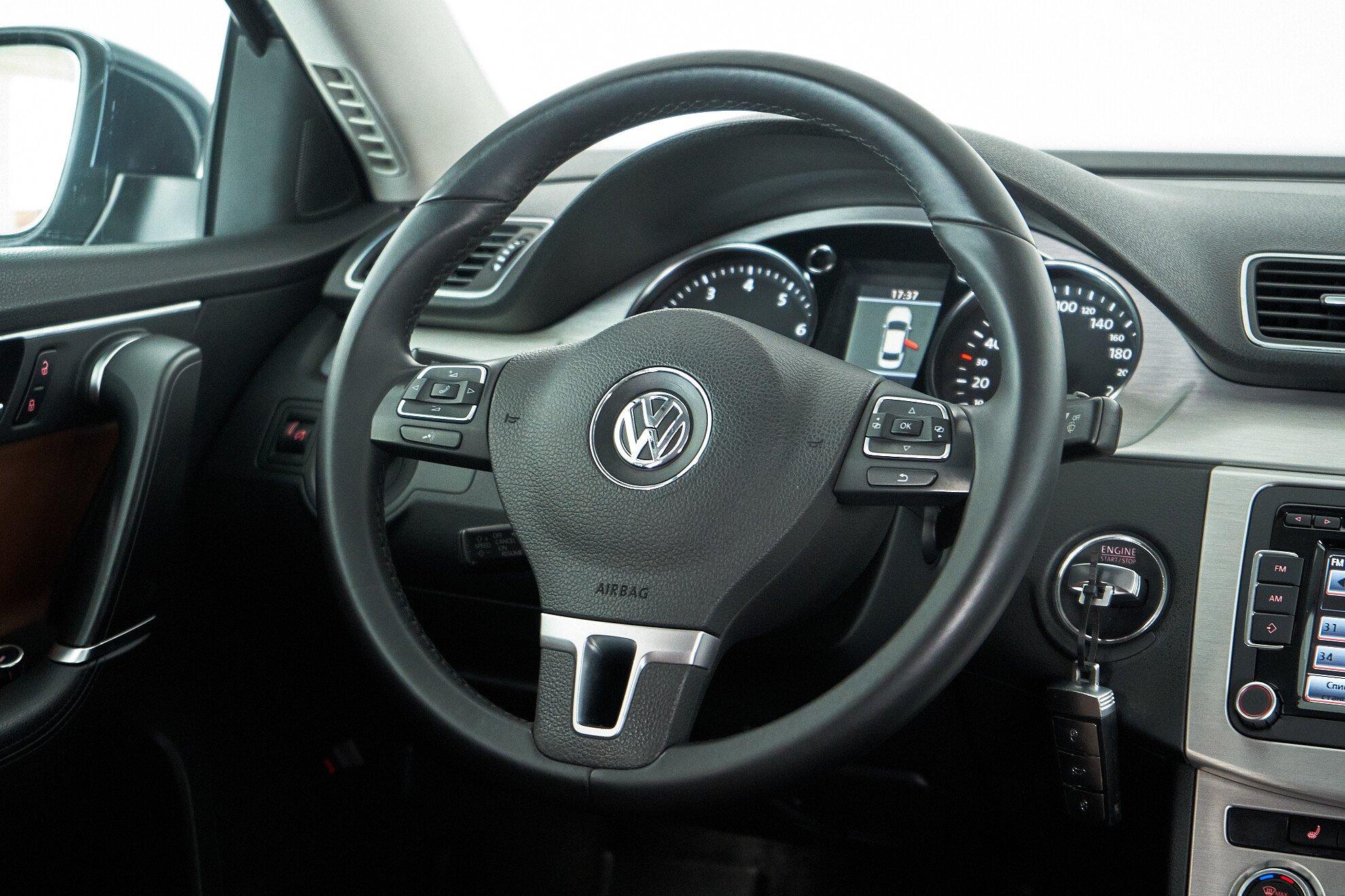 Volkswagen Passat 2012, серый