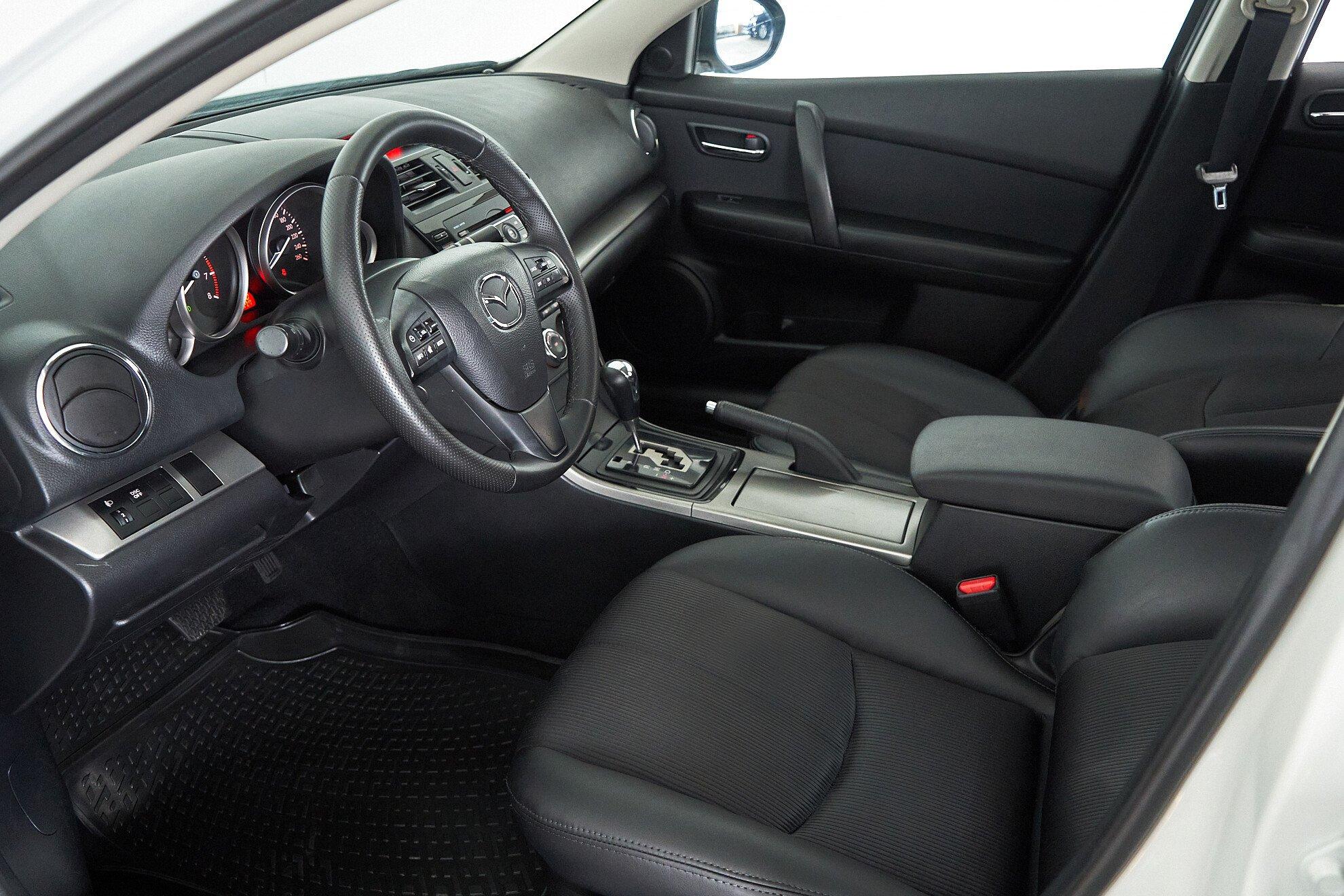 Mazda 6 2010, белый