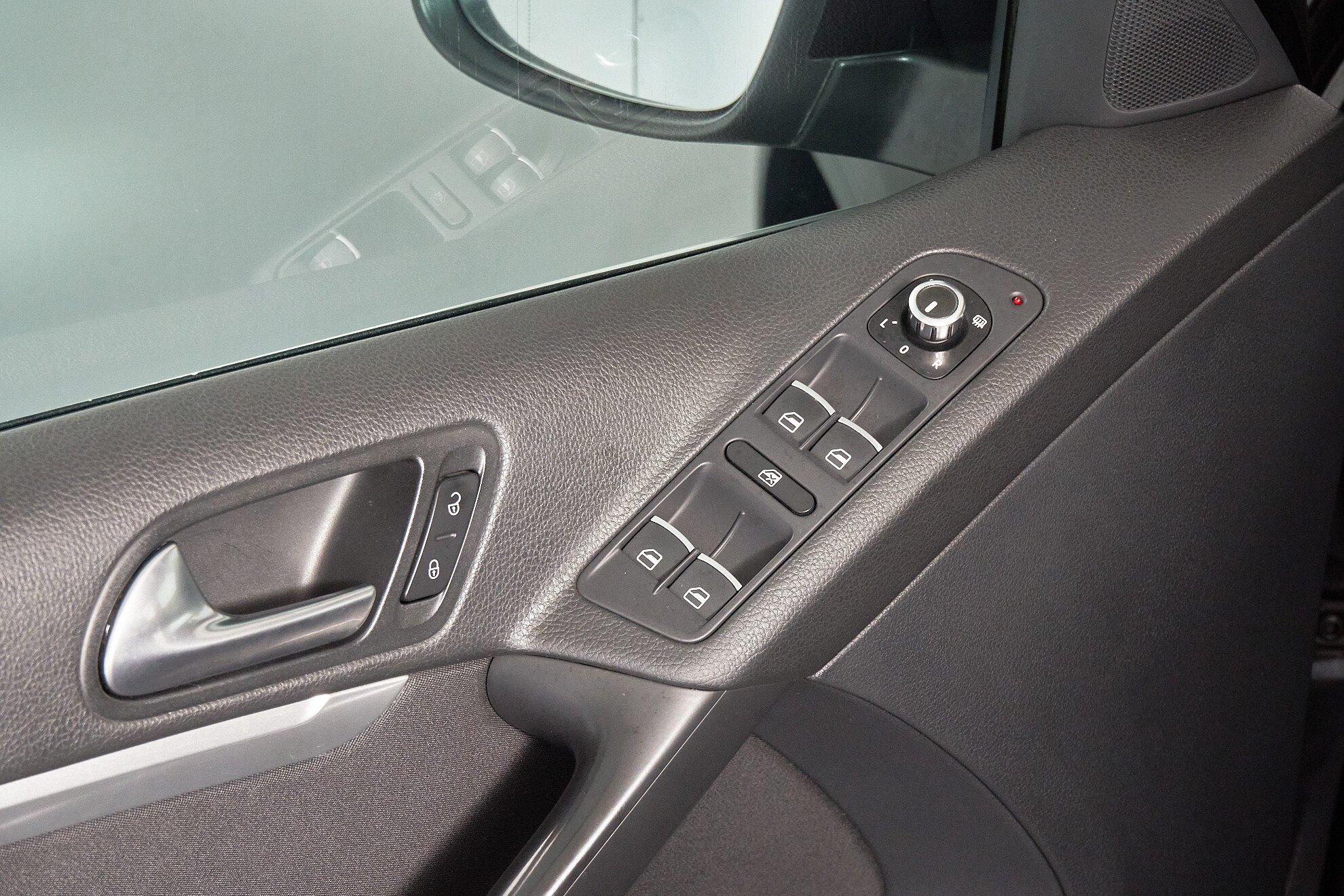 Volkswagen Tiguan 2013, черный