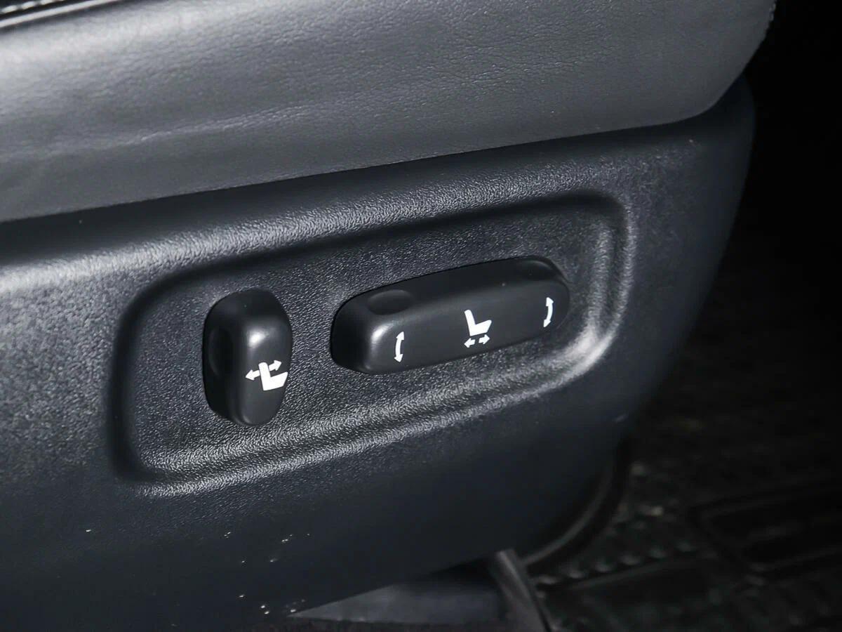 Toyota Land Cruiser 2019, белый