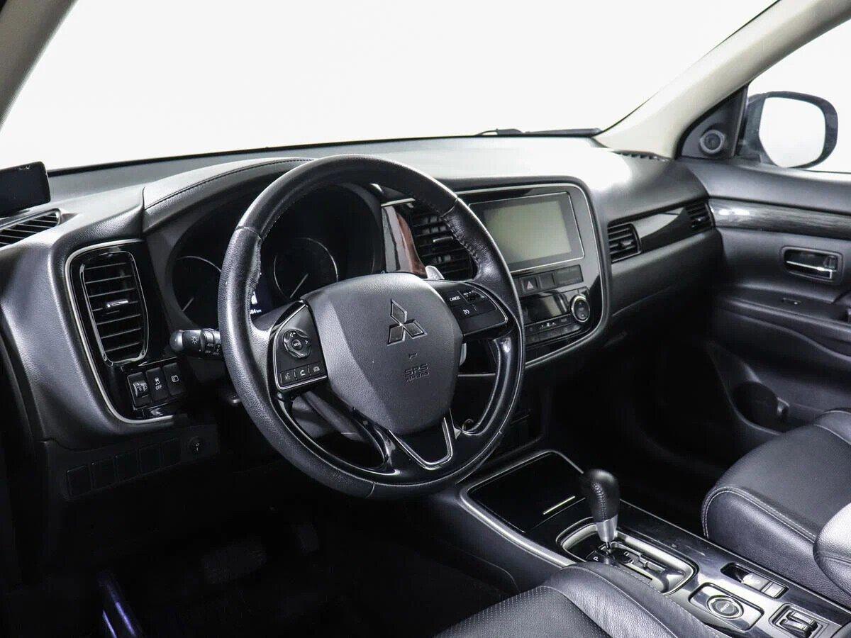 Mitsubishi Outlander 2018, серебряный