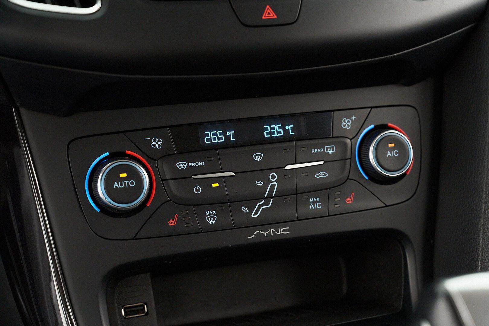 Ford Focus 2018, синий