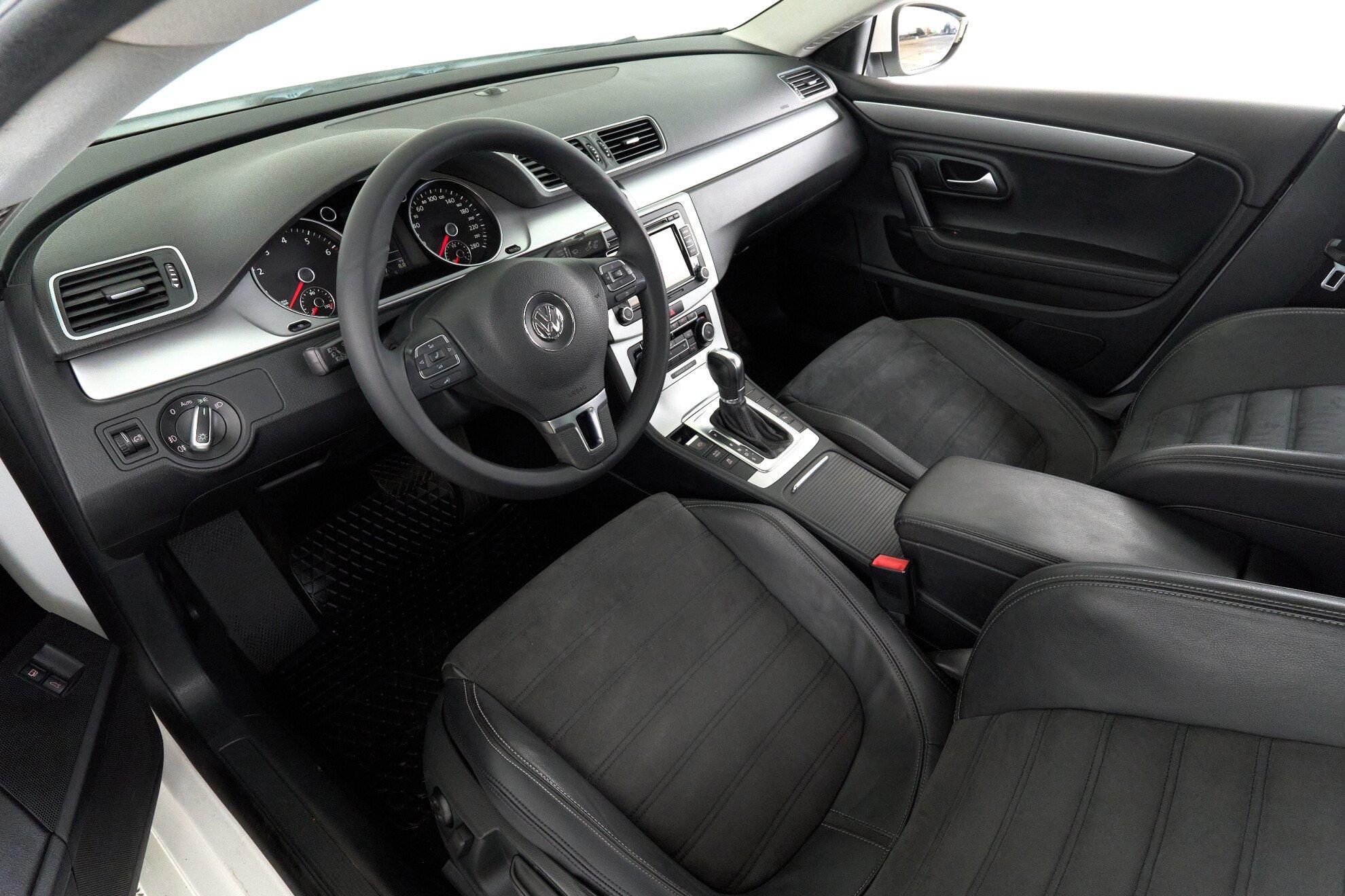 Volkswagen Passat CC 2011, белый