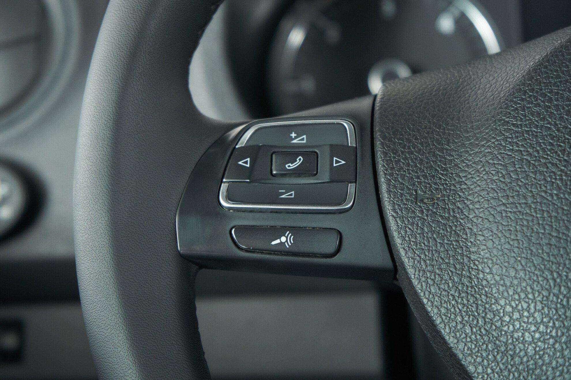 Volkswagen Amarok 2012, серый