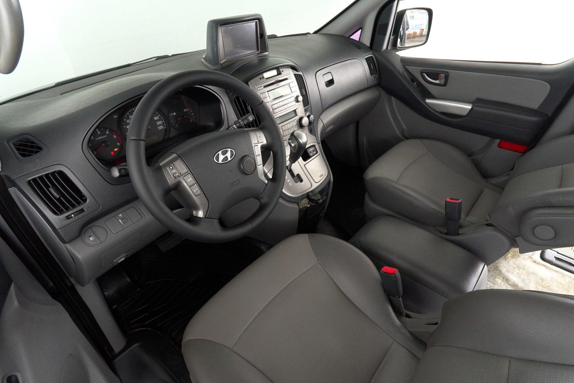 Hyundai Grand Starex 2012, серебряный