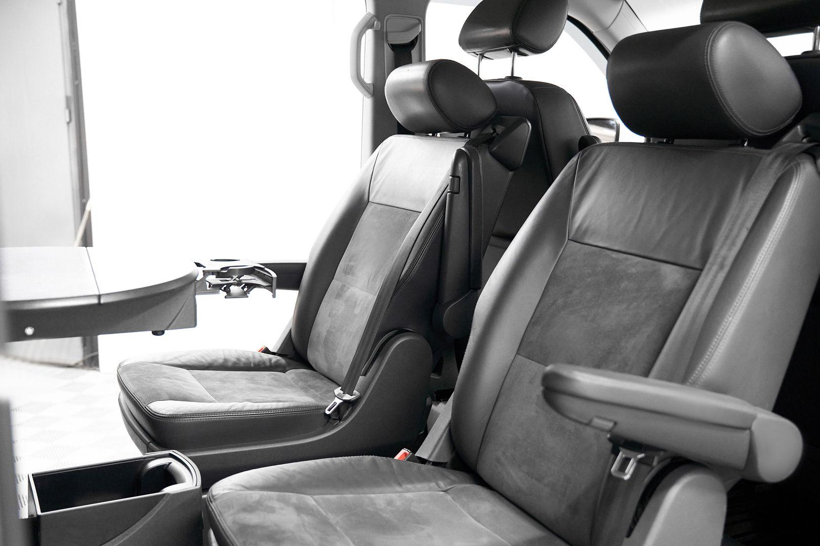 Volkswagen Multivan 2011, белый