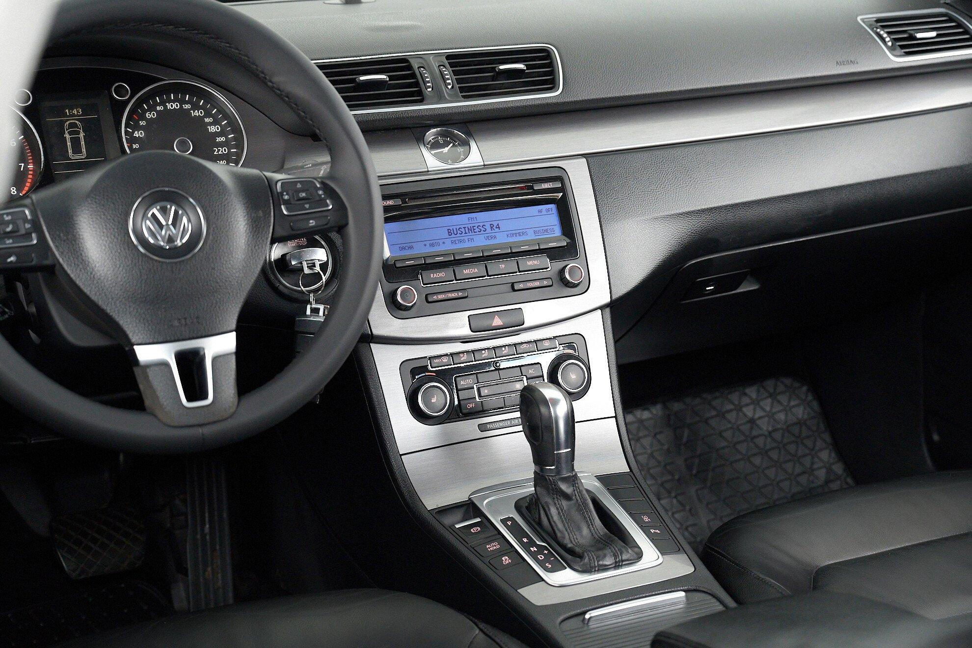 Volkswagen Passat 2011, черный