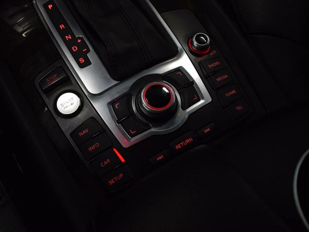 Audi Q7 2010, черный