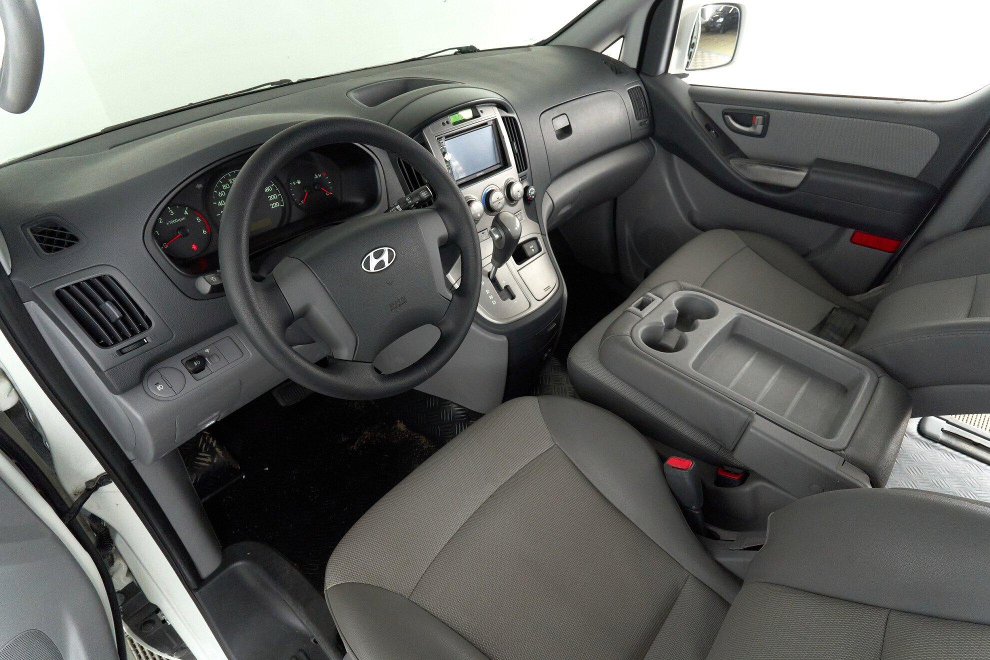 Hyundai Grand Starex 2012, белый