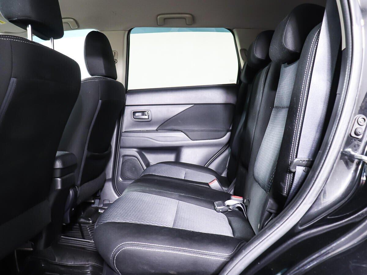 Mitsubishi Outlander 2018, черный