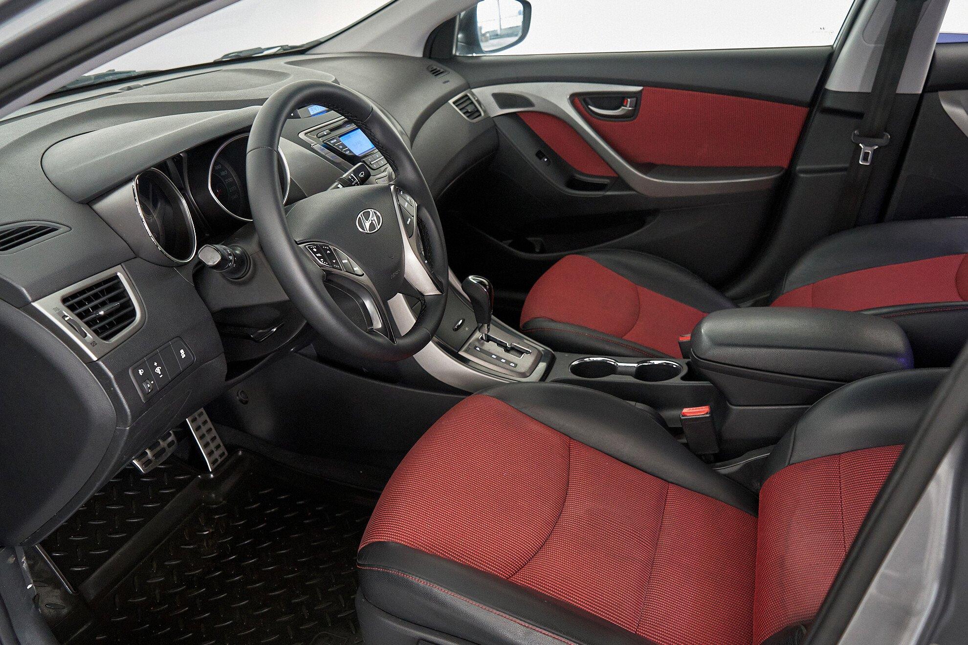 Hyundai Elantra 2012, серый